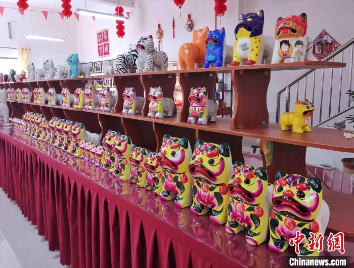 图为高密聂家庄泥塑第22代传人聂鹏制作的花样繁多的泥塑。　赵晓 摄