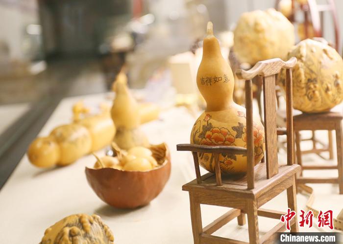 传统手工艺兰州刻葫芦。　高展 摄