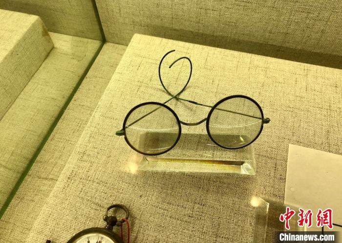 钱钟书的一些生前所用之物。　孙权 摄