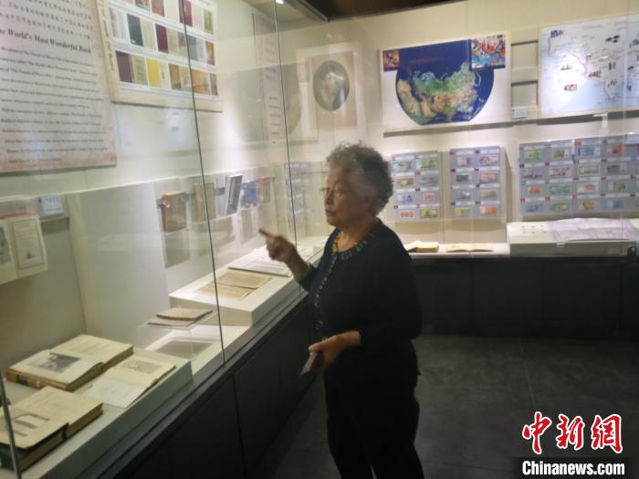 图为马可·波罗文献馆代理馆长张继霞向记者介绍该馆珍藏的罕见书籍。　李爱平 摄