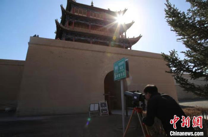 图为工作人员正在对嘉峪关关城进行日常数据监测，以实现预防性保护。(资料图) 钟欣 摄