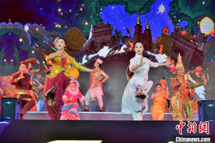 图为中国—东盟艺术家同台演出 钟欣 摄