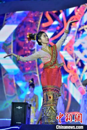 图为东南亚风情表演 钟欣 摄