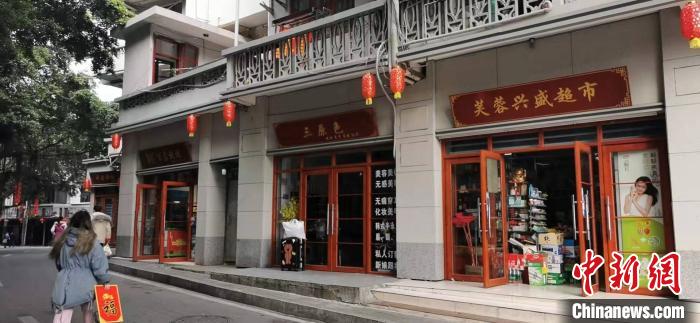 福州市琯尾街特色历史文化街区的商铺张灯结彩。　郑江洛 摄