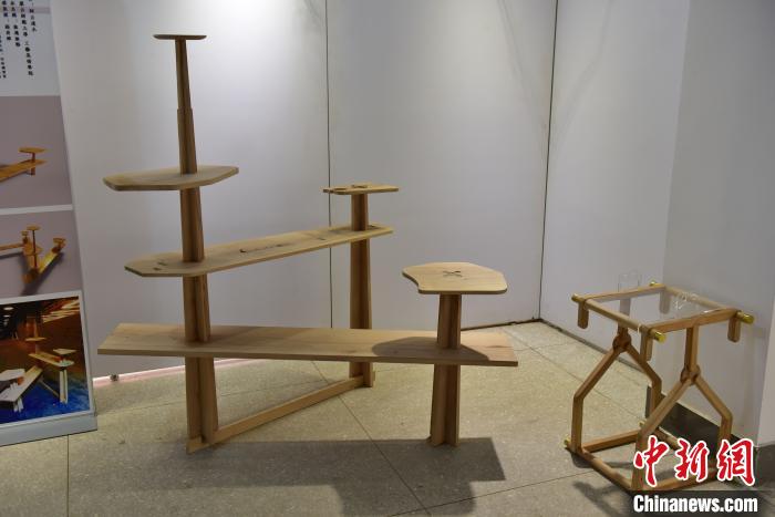 图为部分榫卯家具作品 武昌首义学院供图