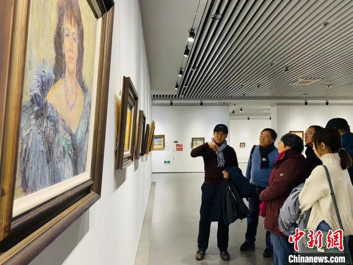 此次油画精品展涵盖了俄罗斯和乌克兰的现实主义及印象派风格的作品。　刘锡菊 摄