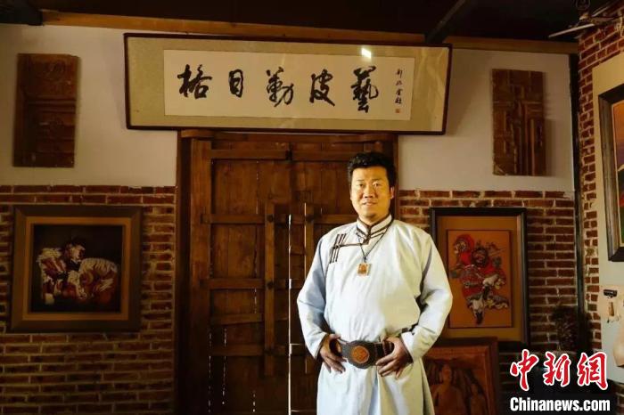 蒙古族皮雕画传承人贾宏伟：牛皮做纸妙笔生“画”