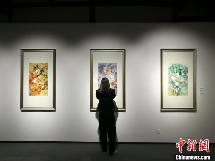 观众参观各色苏绣作品。　钟升 摄