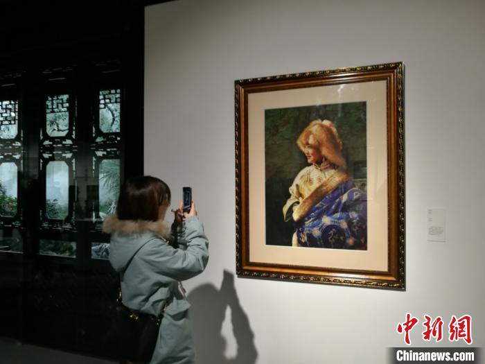 观众参观各色苏绣作品。　钟升 摄