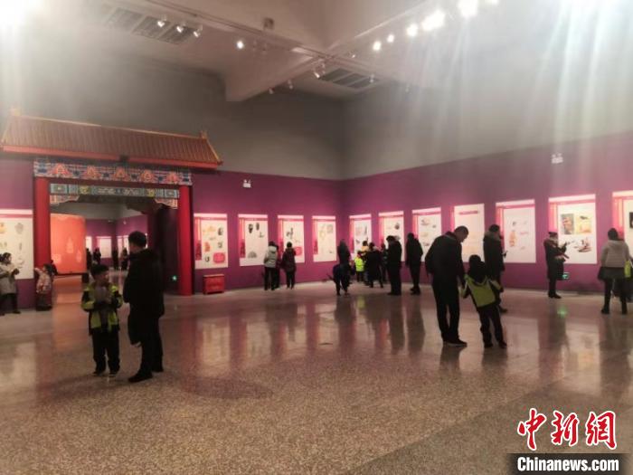 图为“瑞鼠吐宝——庚子新春鼠年生肖文物图片联展”现场。　池玉杰 摄