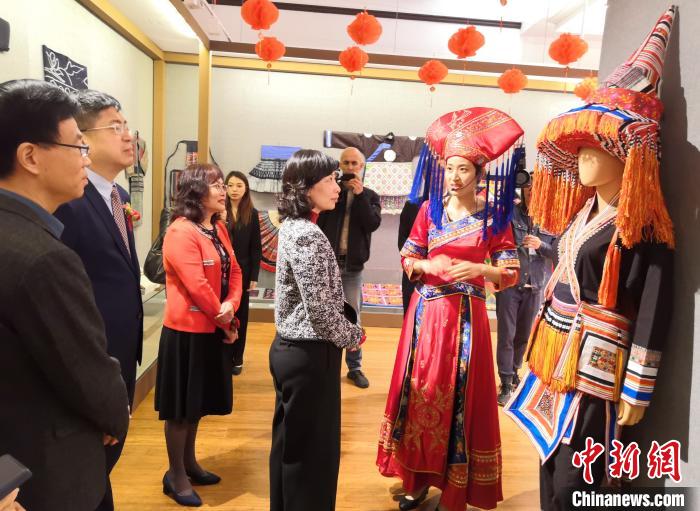 图为主礼嘉宾观看并听取展厅展品介绍。供图