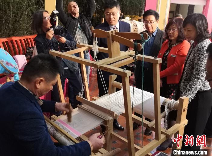 图为主礼嘉宾观看并听取展厅展品介绍。供图