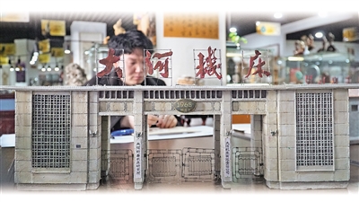 图为大河机床厂大门微缩景观。