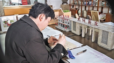     岳晓亮进行微缩景观制作。