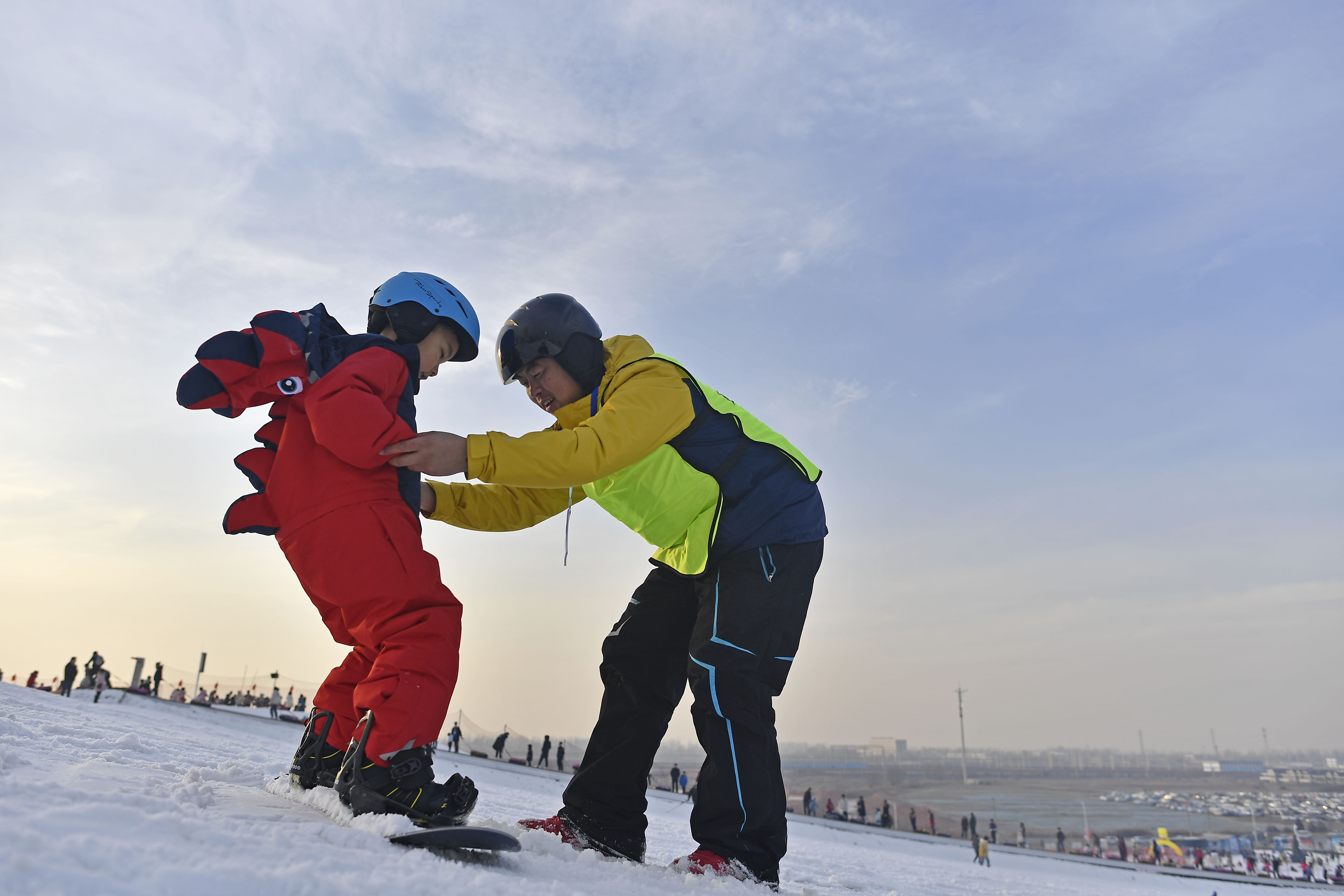 新华社照片，银川，2019年12月7日    （体育）（3）全民健身——宁夏冰雪运动正当时    12月17日，一名小朋友在银川市阅海滑雪场学习滑雪。    近日，宁夏各滑雪场、旅游景区的冰雪运动、冬季休闲旅游项目开门迎客，迎来冬季冰雪运动休闲旅游旺季。    新华社记者王鹏摄