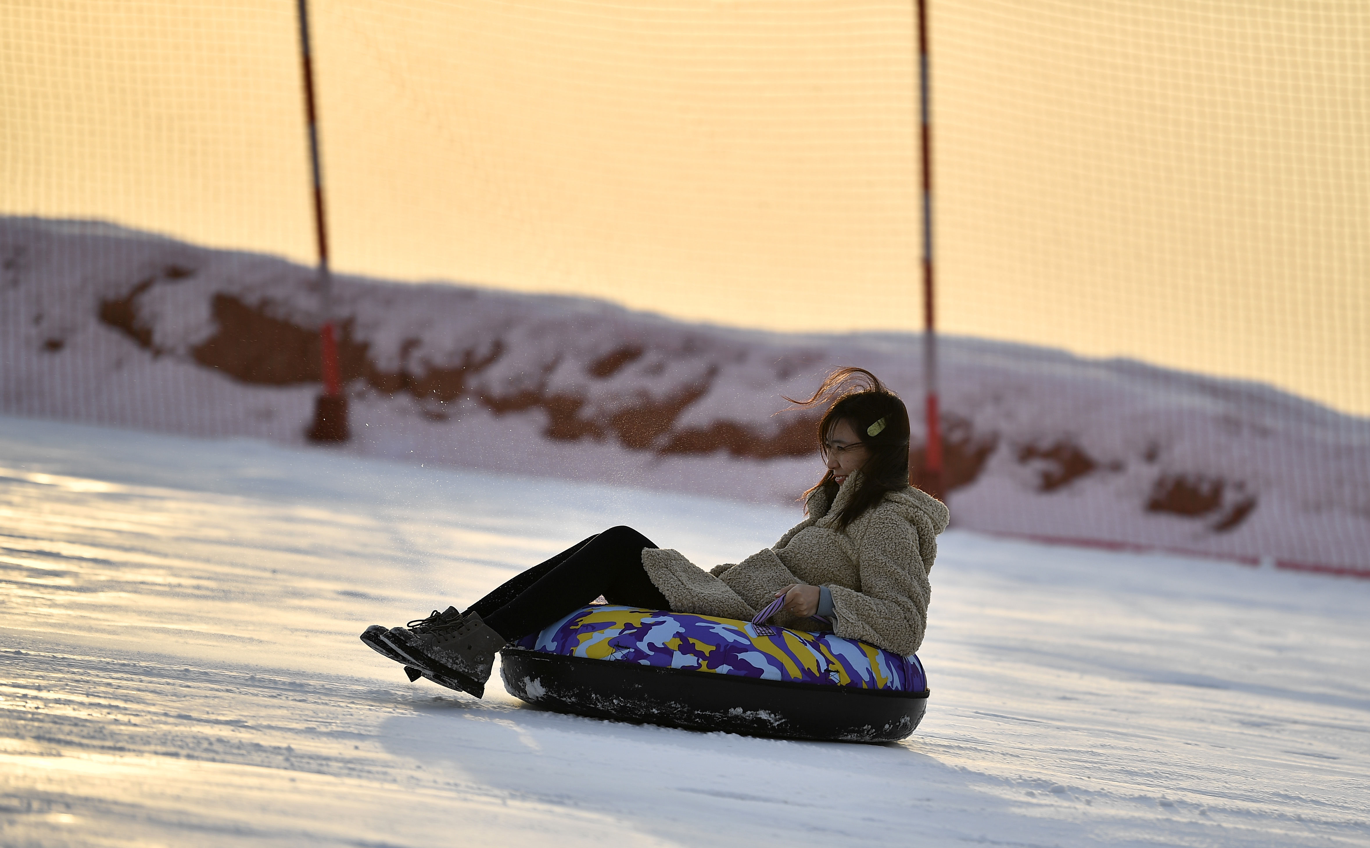 近日,宁夏各滑雪场,旅游景区的冰雪运动,冬季休闲旅游项目开门迎客