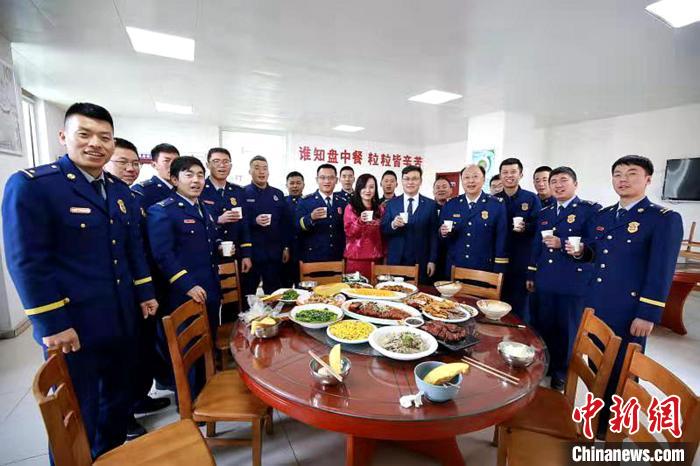 简单的“婚宴”，温暖的祝福。　张航 摄