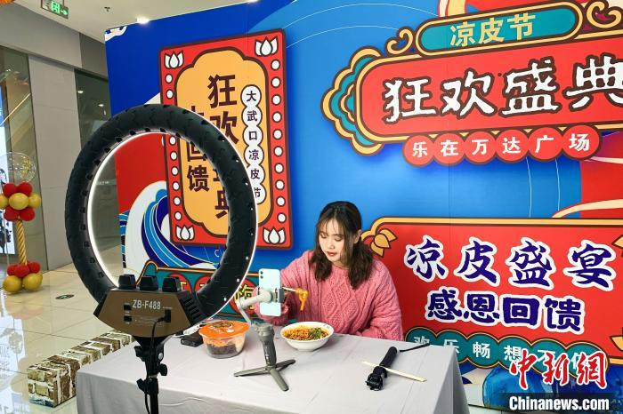 宁夏大武口：地标美食凉皮让冬日“热”起来