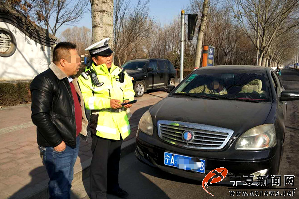 银川交警执勤民警对违反限行规定的驾驶人进行劝返