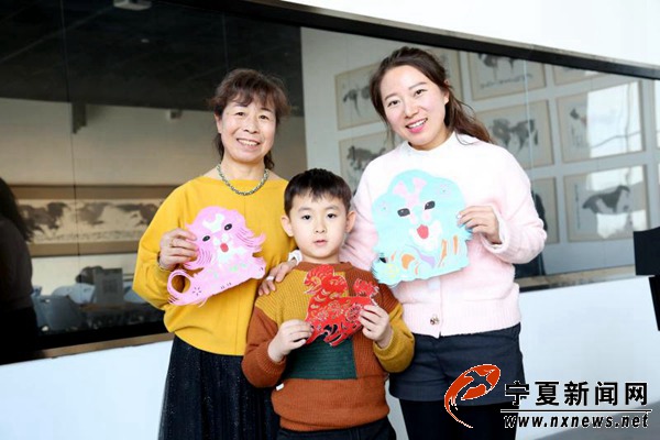 当剪纸遇上可爱的水墨画会是怎样的奇妙?