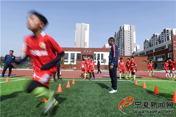 中巴国际外教足球公开课让孩子享受足球王国的