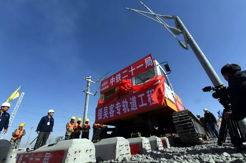 【喜迎自治区60大庆】为家乡建高铁最自豪