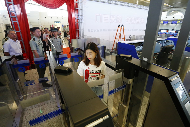 07宁夏籍旅客韩荣成为第一位通过自助查验通道的旅客.JPG