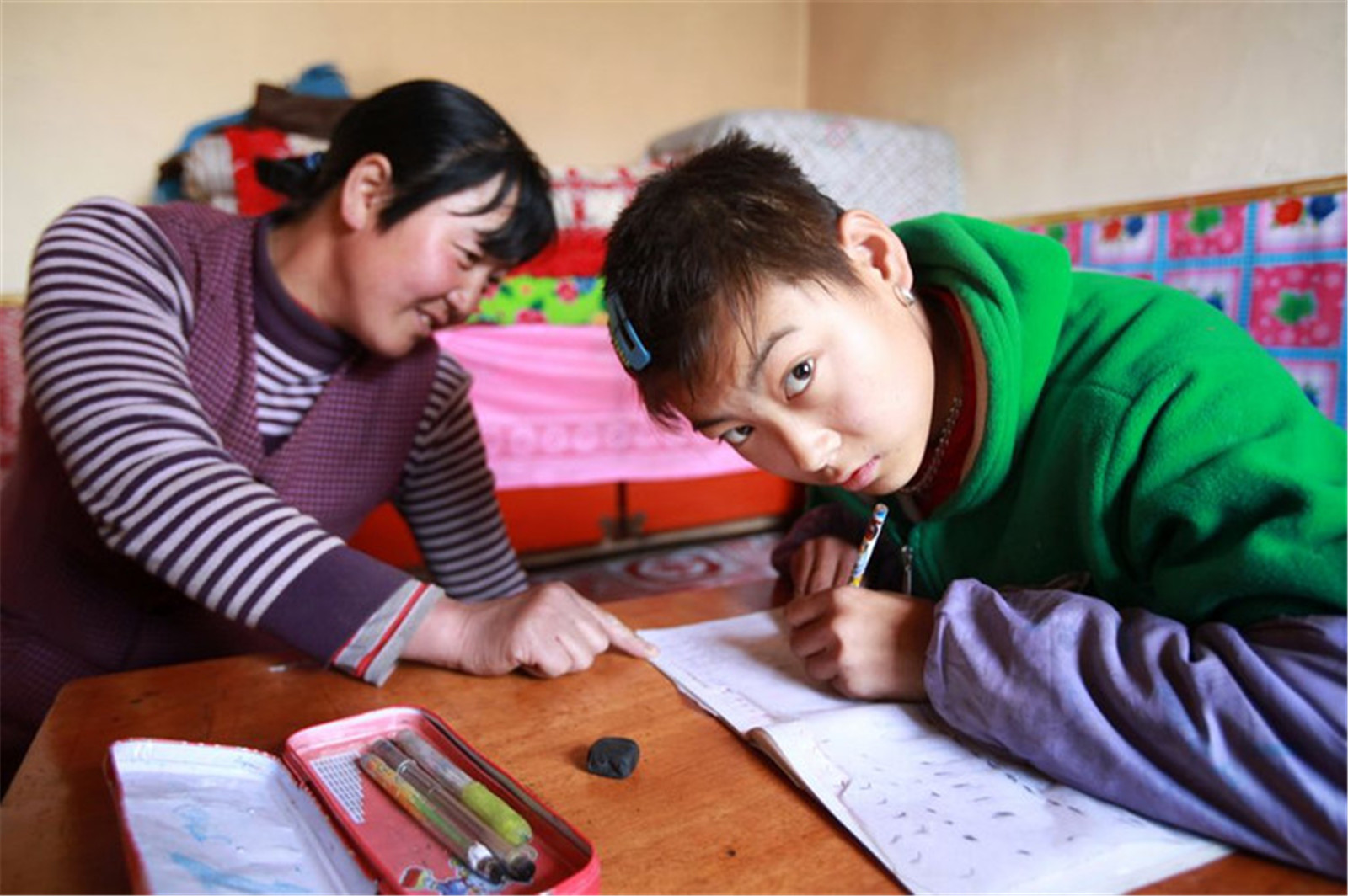 用左手练习写字的赵瑞娥.jpg 用左手练习写字的赵瑞娥.jpg