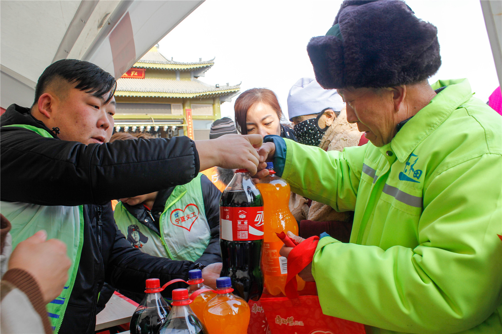 发放由新华百货提供的爱心物资.jpg 发放由新华百货提供的爱心物资.jpg