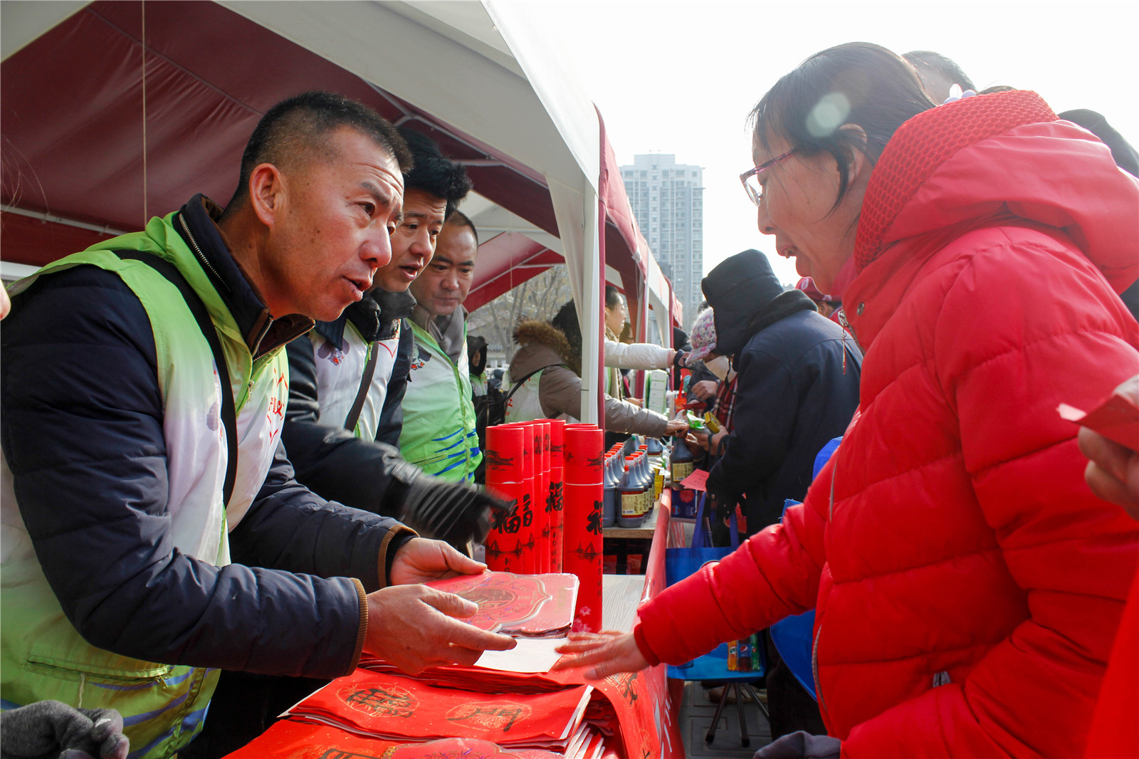 年货市集中义工发放春联.jpg 年货市集中义工发放春联.jpg