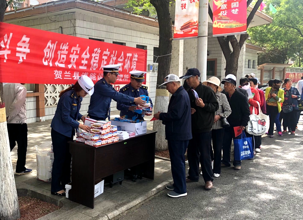 政府门口街道宣传.jpg 政府门口街道宣传.jpg