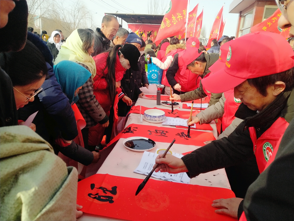 书法惠民志愿服务队现场为村民书写新春对联.jpg