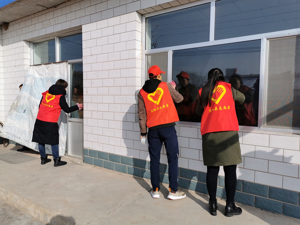 志愿者帮助建档立卡户擦玻璃.jpg