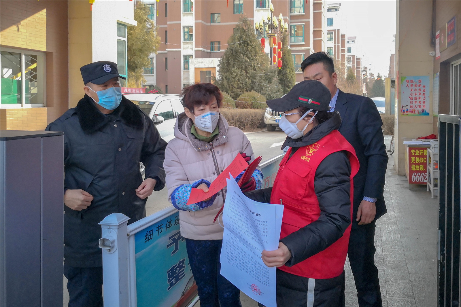 12岁银川女孩王施羽用自己压岁钱购买牛奶酸奶慰问社区工作人员
