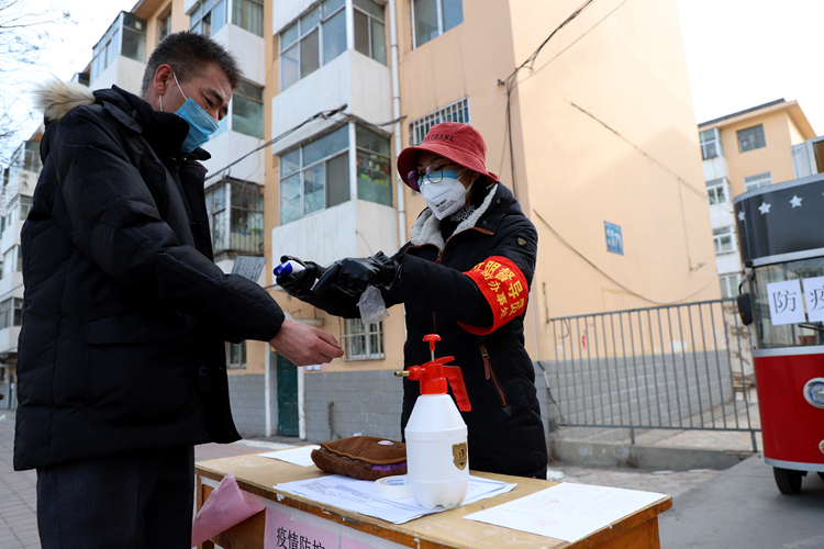 兴庆区教育局工作人员在临街楼检测点测量体温。.JPG