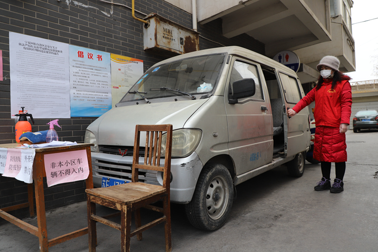 在和平新村检测点，党员志愿者梅庆宁提供的车辆成为晚上值守温暖的港湾。.JPG