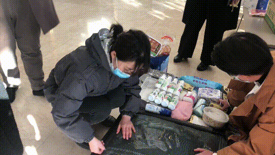 整理行李箱的马慧芳