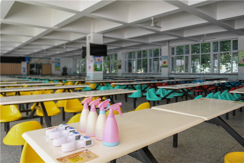 餐厅内消毒、测温措施保障到位，学生用餐严格实行单人单桌同向就座用餐。.jpg