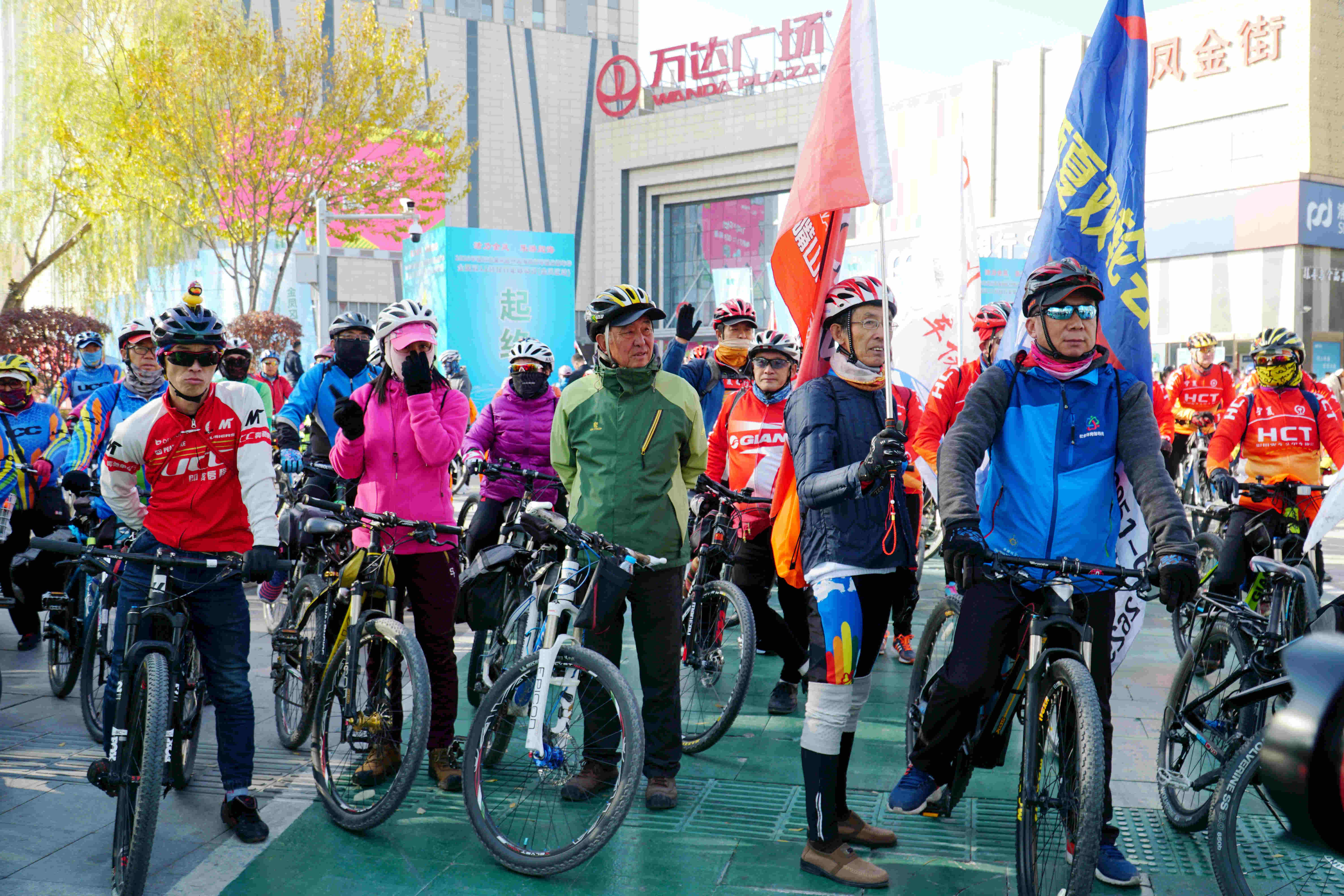 银川金凤区环阅海自行车健身嘉年华暨全国持杖行走联动日活动举行