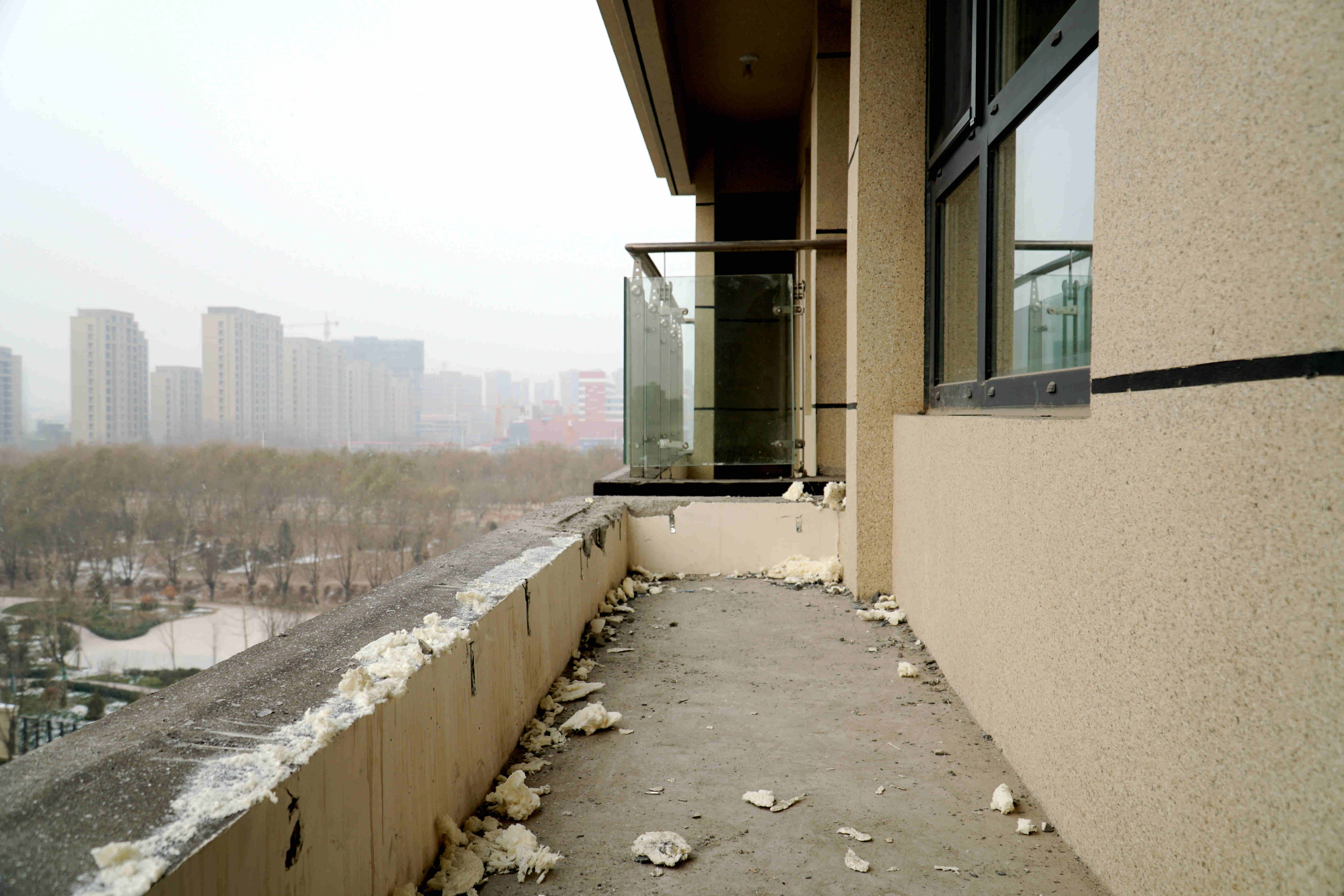 【网眼督查】银川凤凰华府小区业主封闭阳台遭强拆 律师回应：违反程序正当原则！