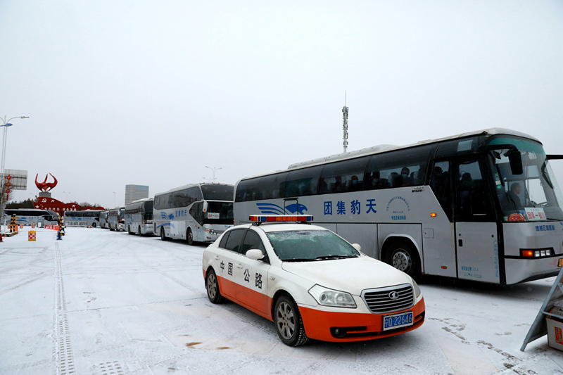 固原交通运输部门雪天开通校园直通车护送学子及时返校