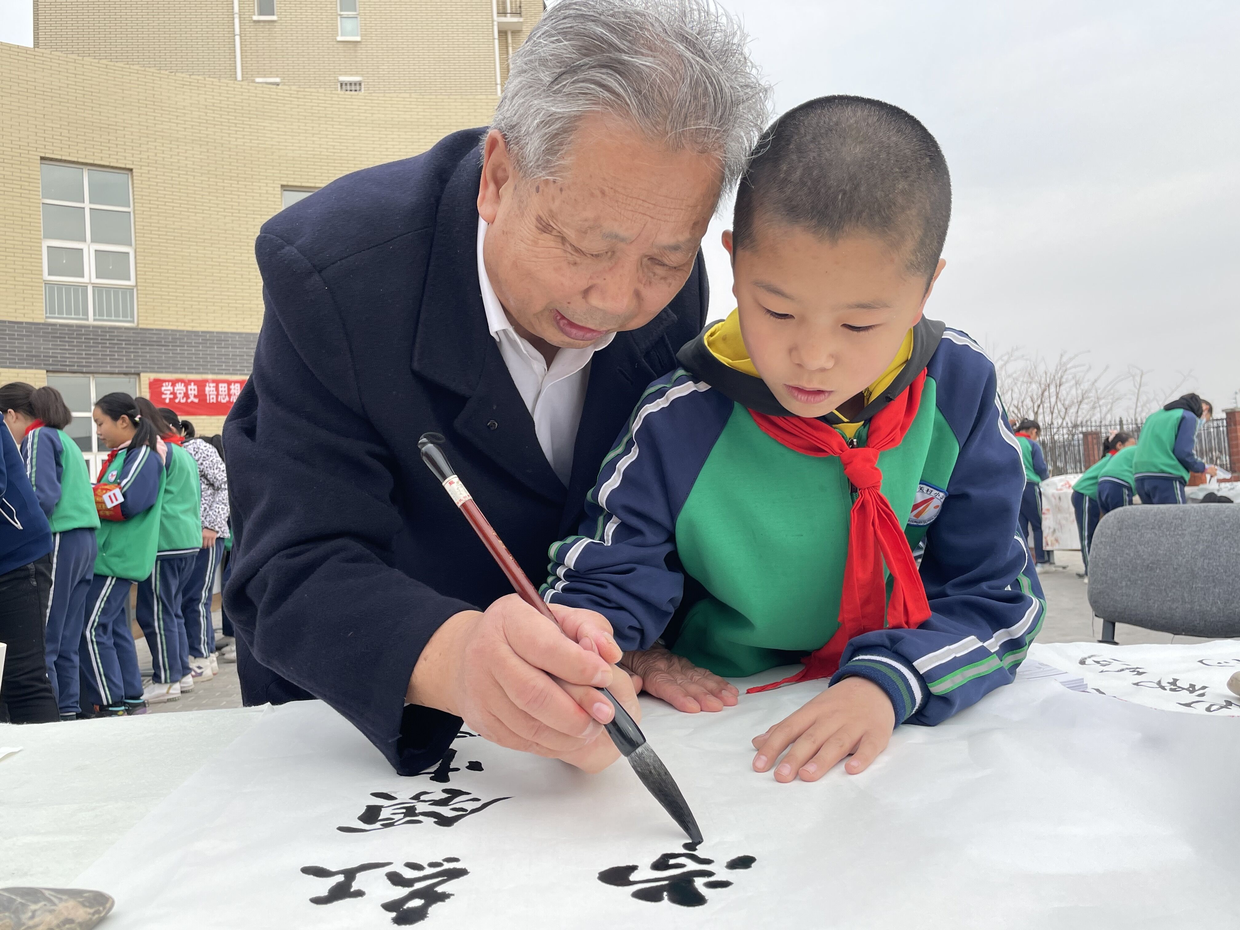 “水墨丹青绘山河”  百人百米百幅书画颂党恩