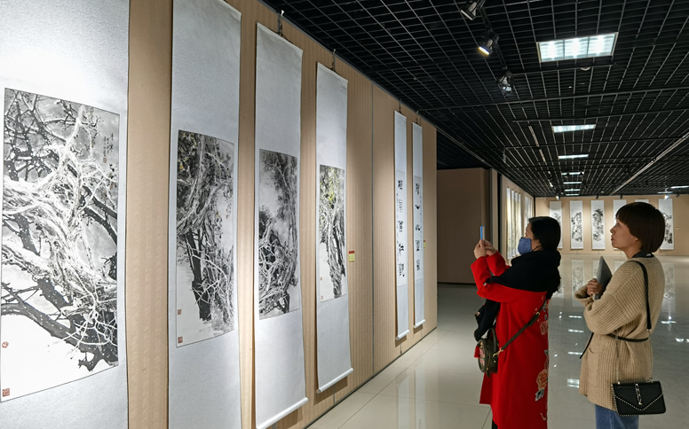 “宁夏大地情”写生石嘴山山水画条屏展开展