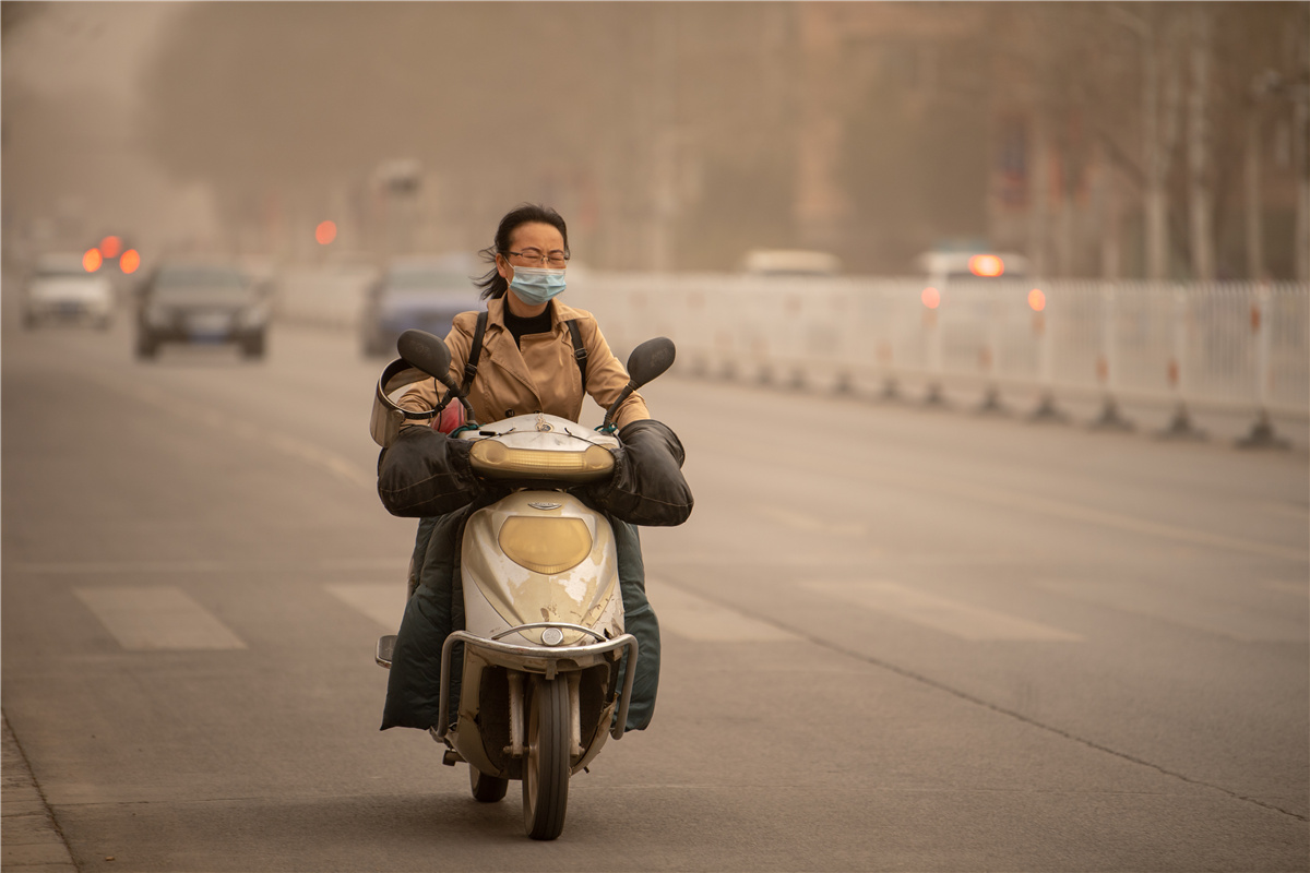 银川出现能见度小于1000米的沙尘暴