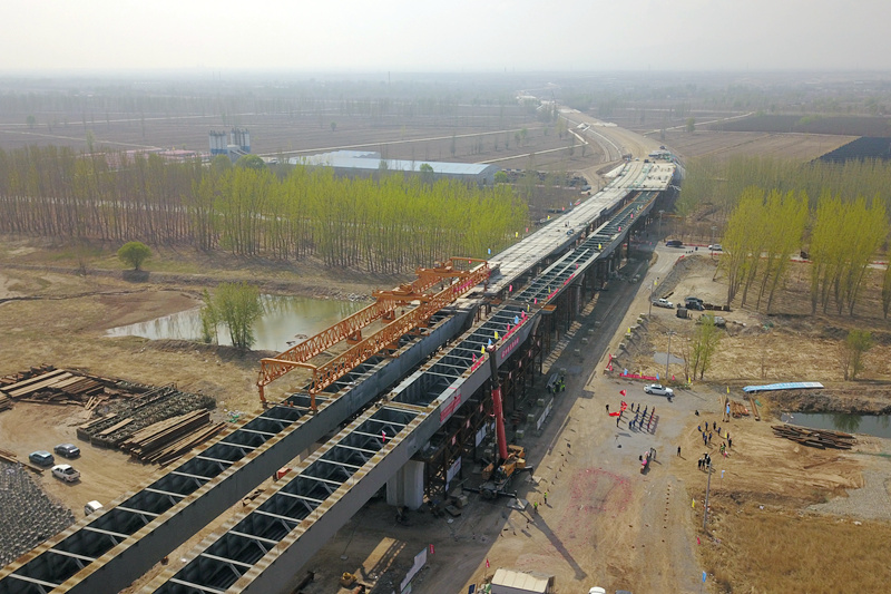 【沿着高速看中国】提前1年半 乌玛高速公路镇罗黄河特大桥顺利合龙