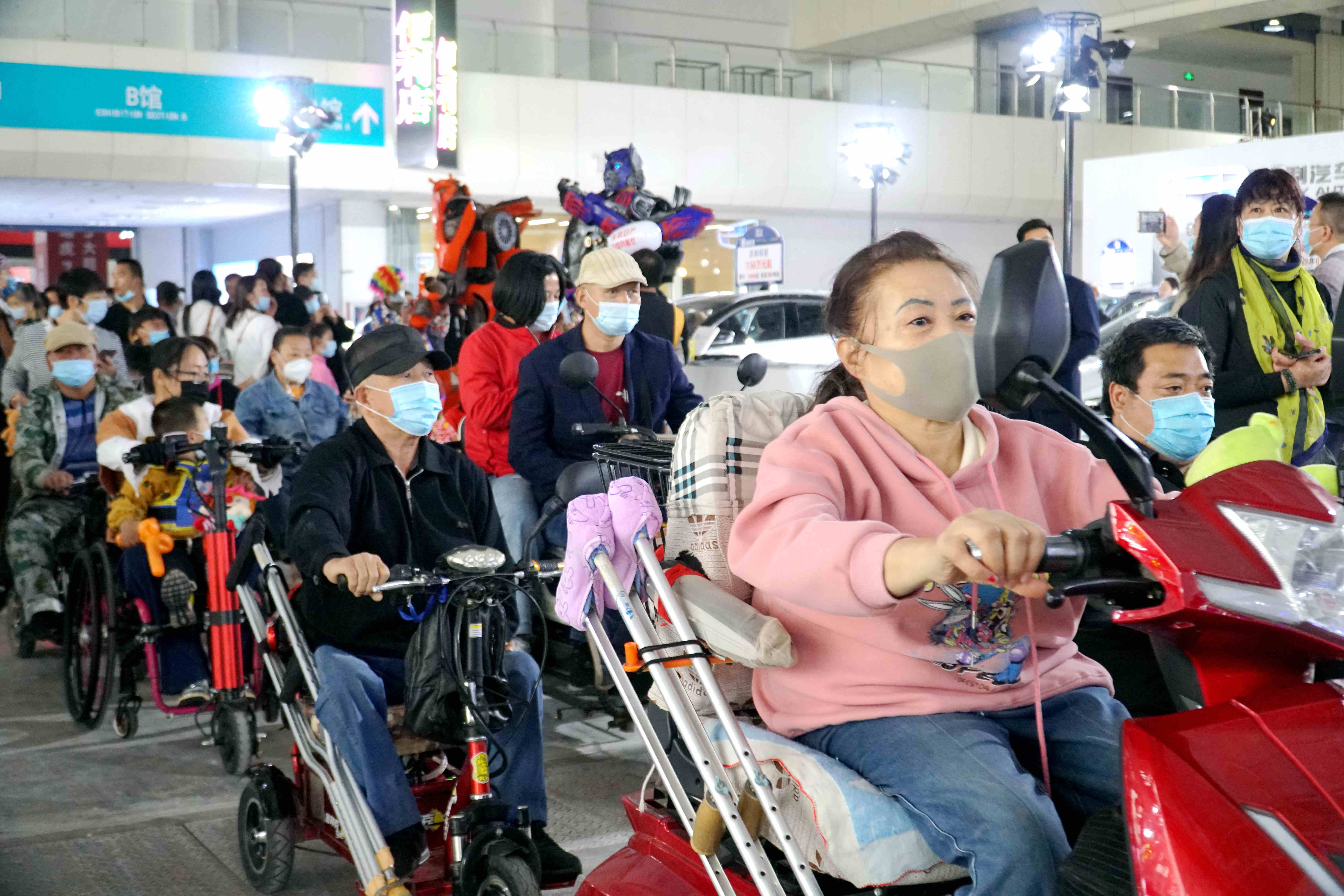 温度与态度并存，百余名特殊参观者走进宁夏房·车博览会