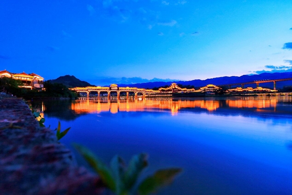 濯水古镇夜景。黔江旅投供图 华龙网发