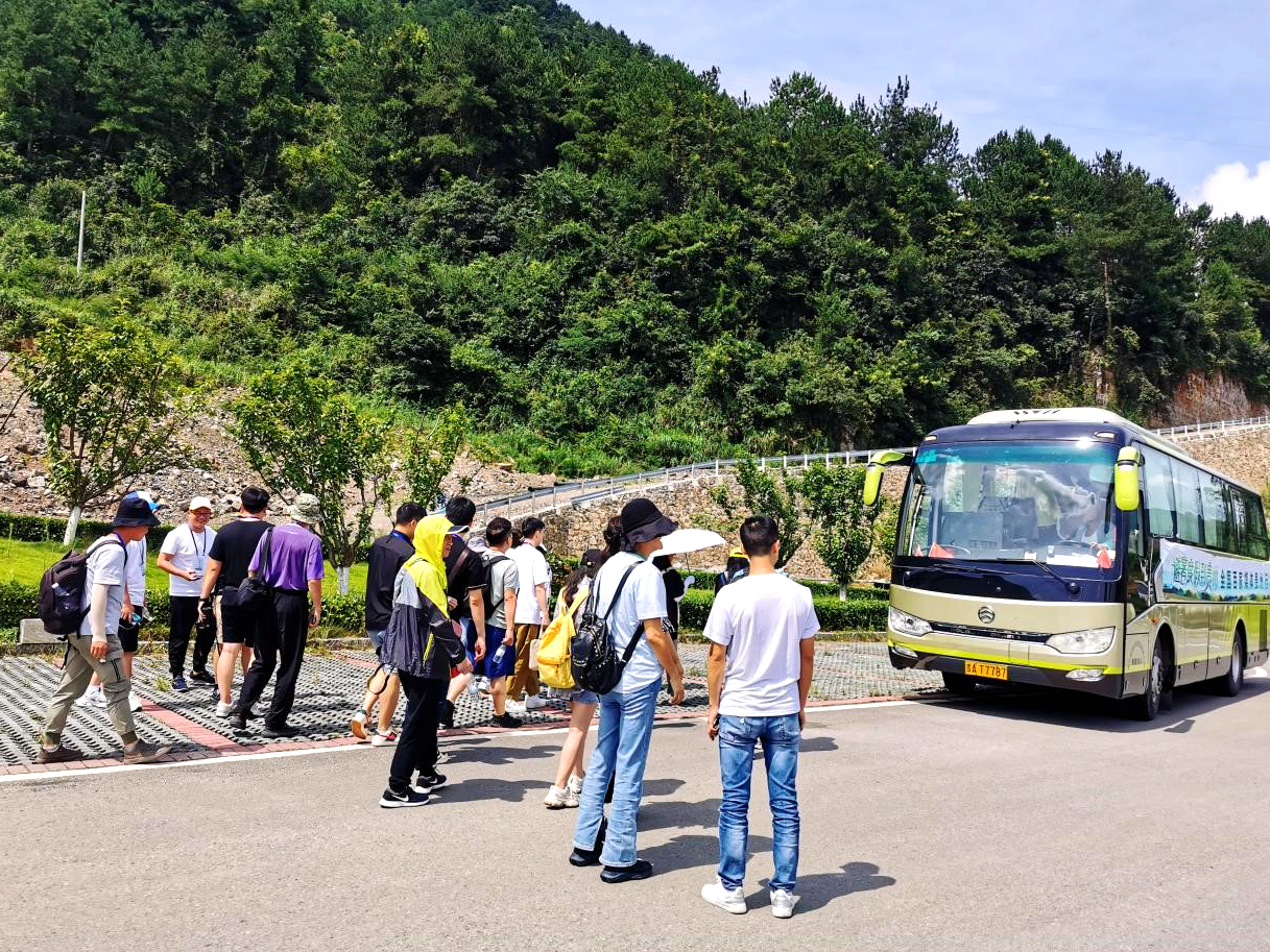 【百家媒体贵州行】走进龙里油画大草原 漫游采风享欢乐时光