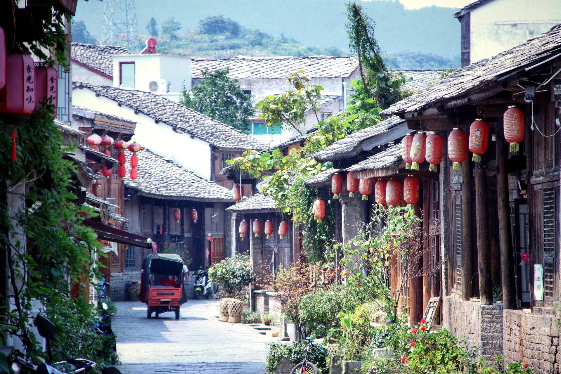 百家媒体贵州行聚焦瀑乡安顺寻屯堡文化享夏日清凉