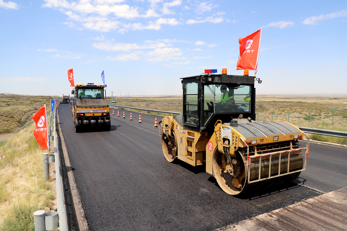 宁夏交建养护工人用汗水守护道路畅安舒美